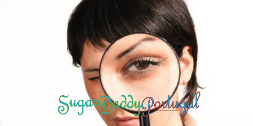 menina com lupa e rosto suspeito