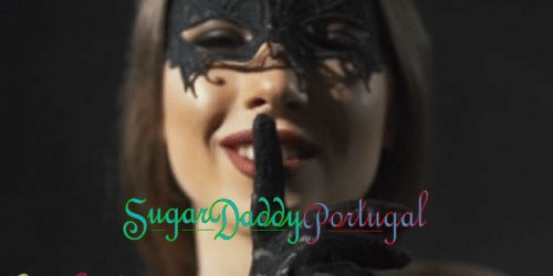garota pede silêncio com máscara sexy