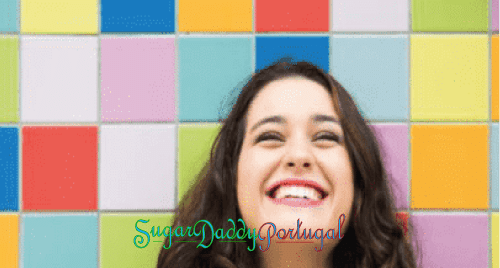 menina bonita sorrindo com logotipo sugardaddyportugal
