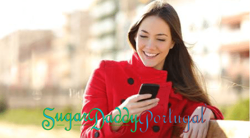 Menina sorridente olha para o celular