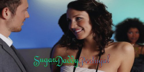 menina e menino sorriem no bar