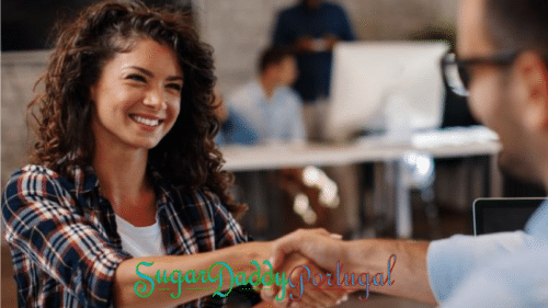 Homem aperta a mão da mulher