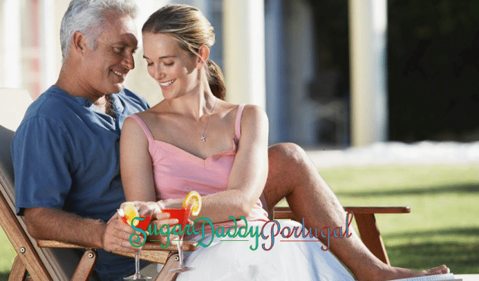 Sugar Daddy homem com uma garota sentada tomando um coquetel
