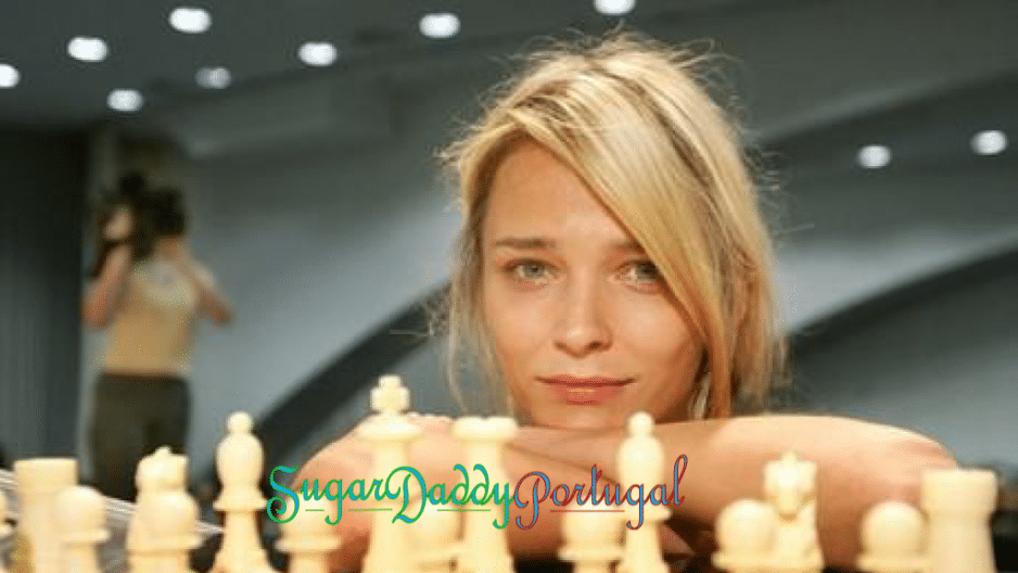 menina bonita jogando xadrez