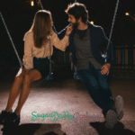 Casal sentado em um balanço