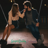 Dicas de discrição para relacionamentos entre sugar daddys e sugar babys Casal sentado em um balanço