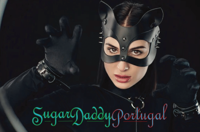 sugarbaby em uma fantasia de gato puxando as unhas